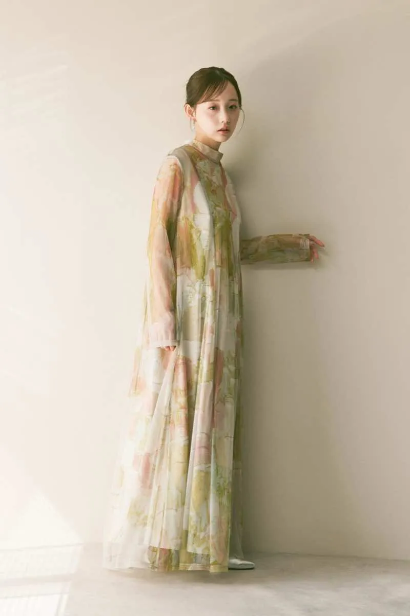 ライトベージュのアートシアードレス