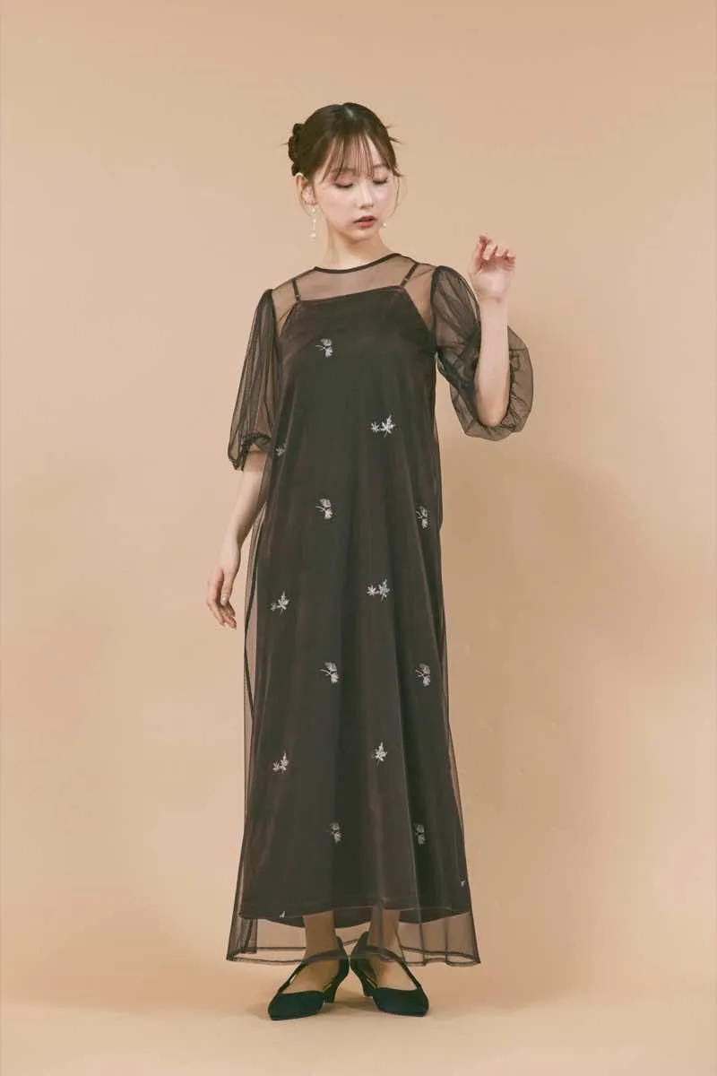 ダークブラウンの刺繍ベロアチュールドレス