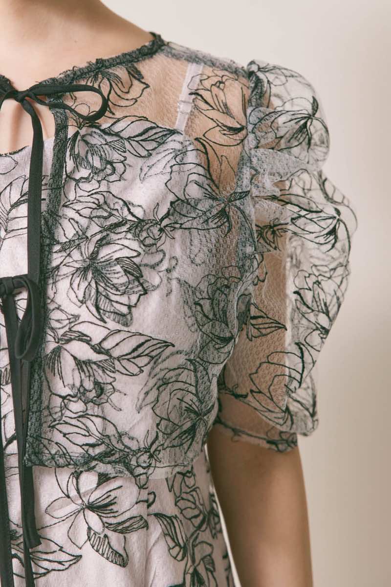 ブラック×ピンクベージュのシアーボレロセットアップドレス