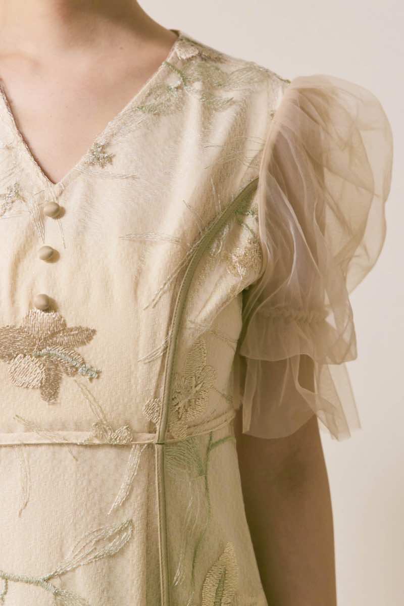 ベージュのフラワーチュールパフスリーブIラインドレス