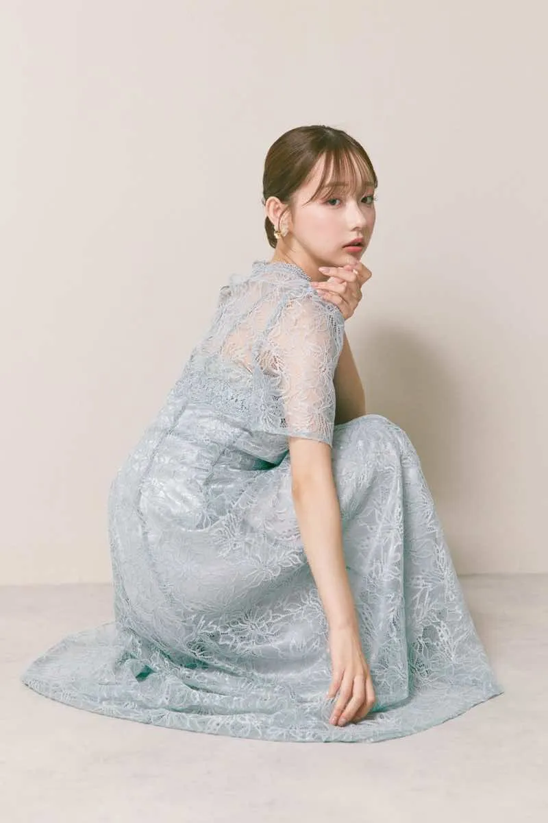 ライトブルーのシャイニーレースドレス