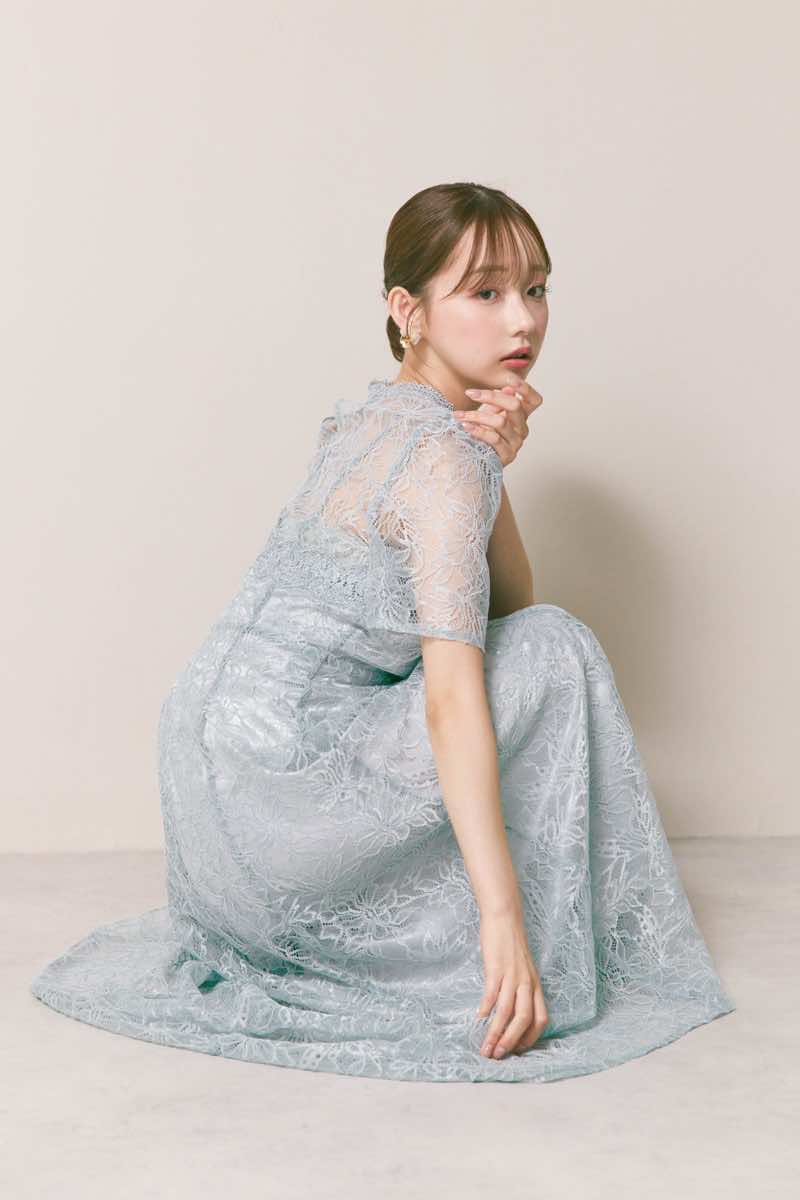 ライトブルーのシャイニーレースドレス