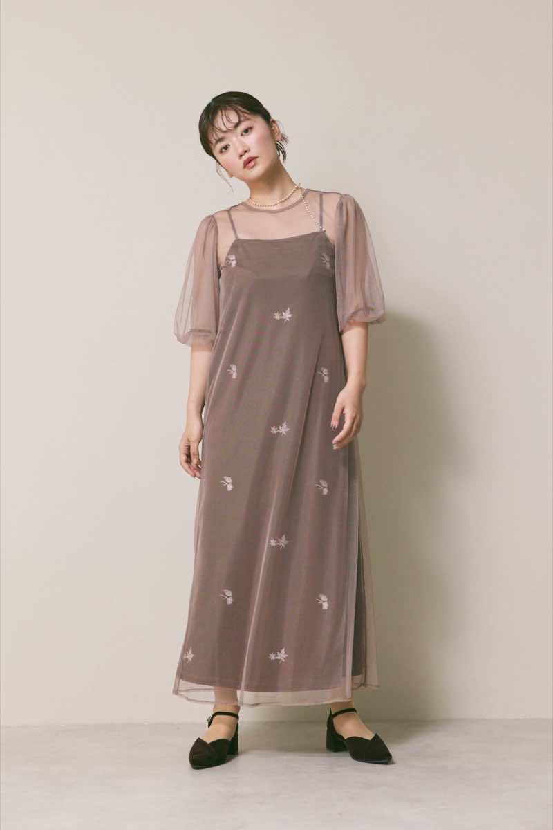 ピンクベージュの刺繍ベロアチュールドレス