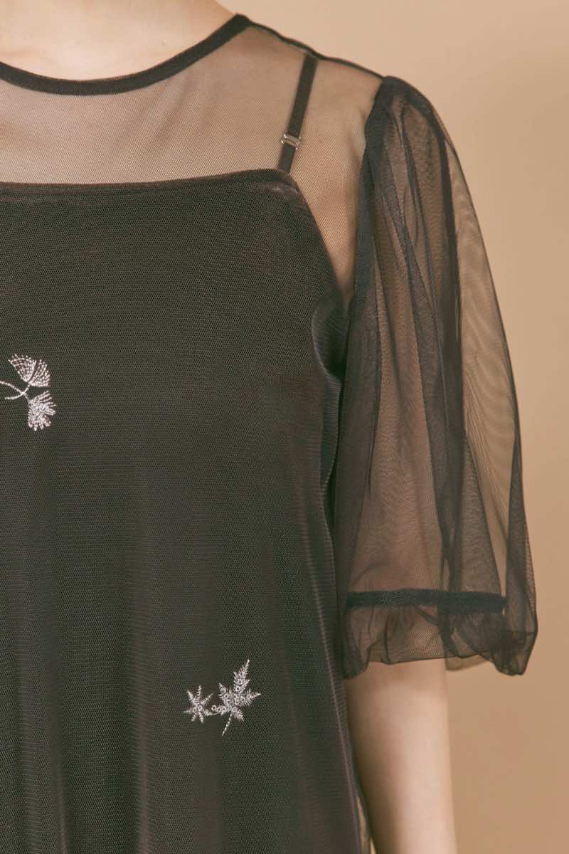 ダークブラウンの刺繍ベロアチュールドレス
