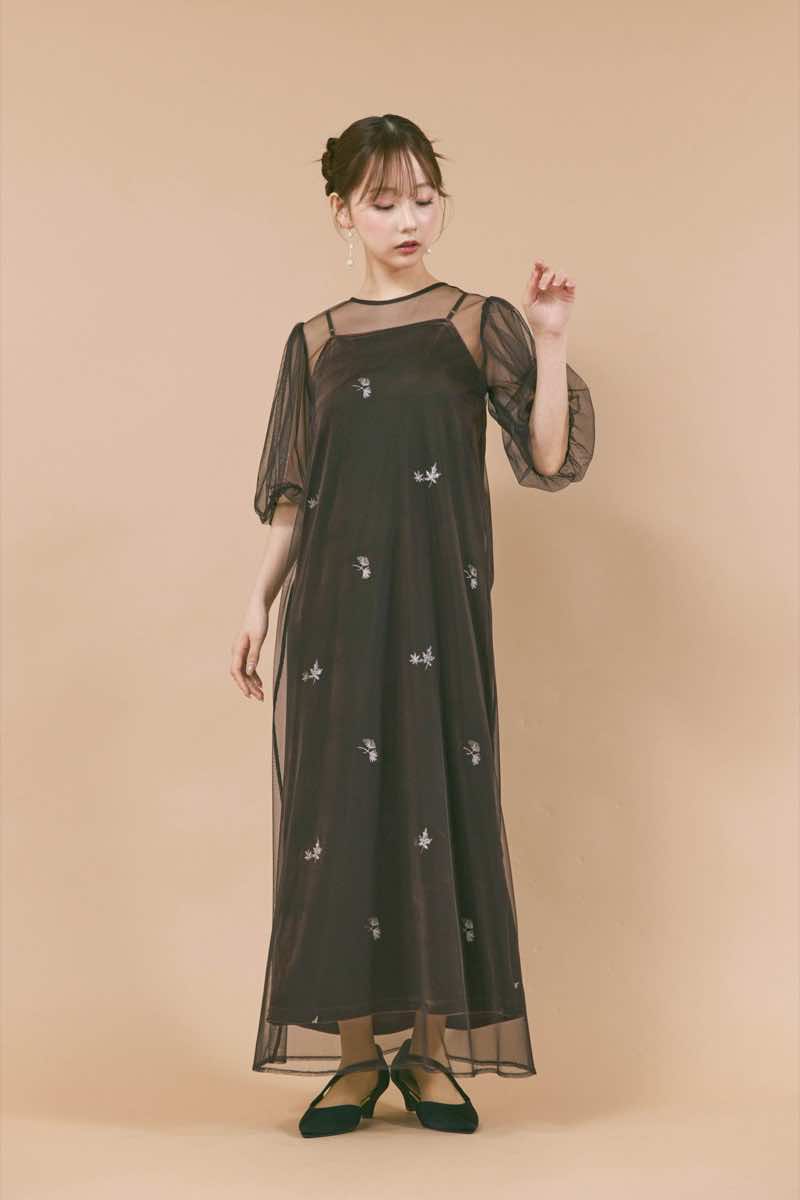 ダークブラウンの刺繍ベロアチュールドレス