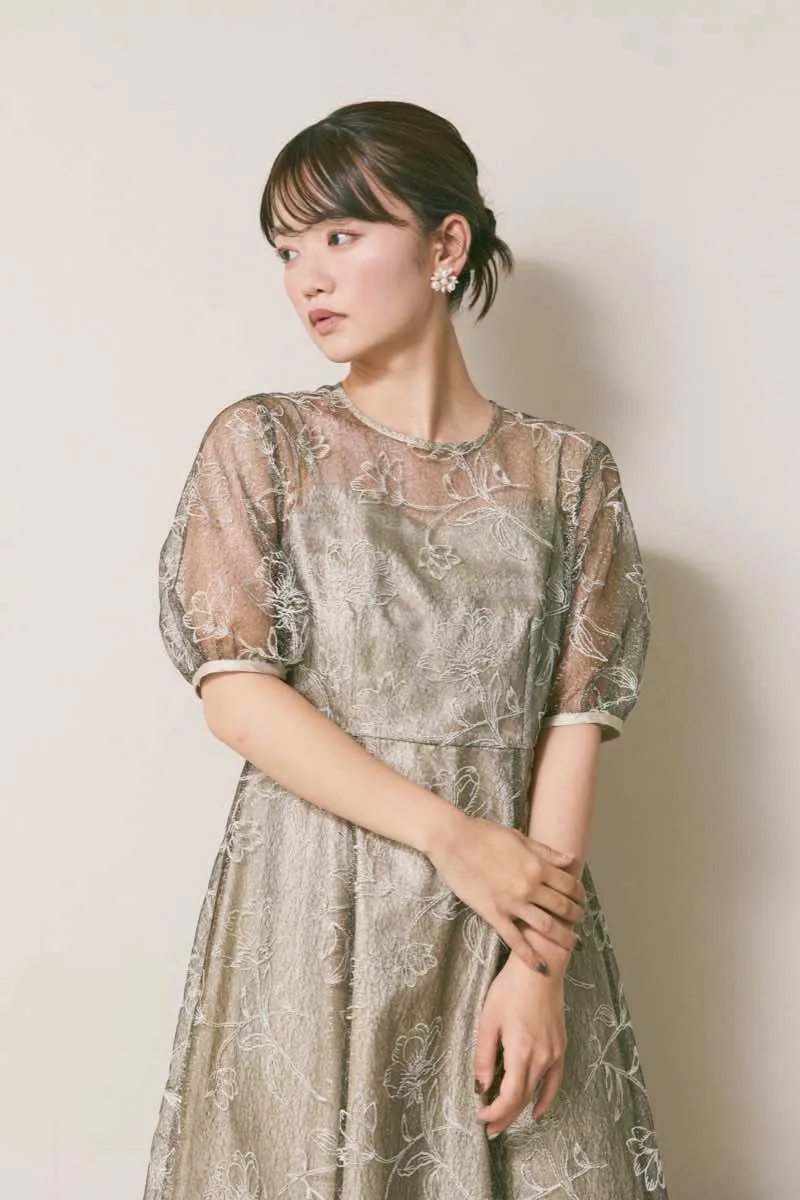 ベージュのラインフラワーランダムヘムドレス