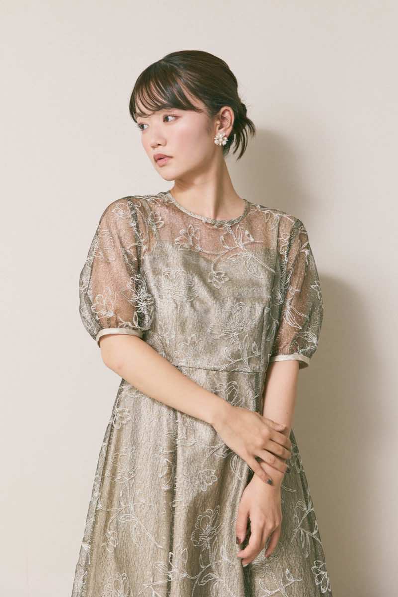 ベージュのラインフラワーランダムヘムドレス