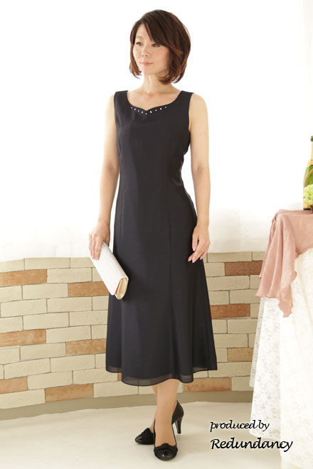 ネイビーのビジュー付きシンプルロングドレス