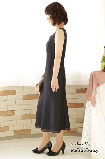 ネイビーのビジュー付きシンプルロングドレス