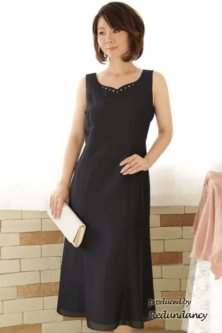 ネイビーのビジュー付きシンプルロングドレス