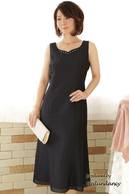 ネイビーのビジュー付きシンプルロングドレス