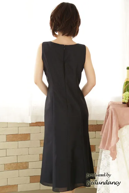 ネイビーのビジュー付きシンプルロングドレス