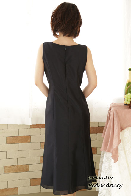 ネイビーのビジュー付きシンプルロングドレス