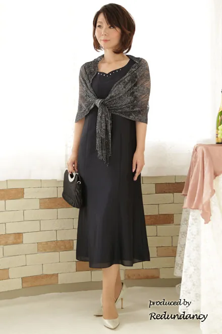 ネイビーのビジュー付きシンプルロングドレス