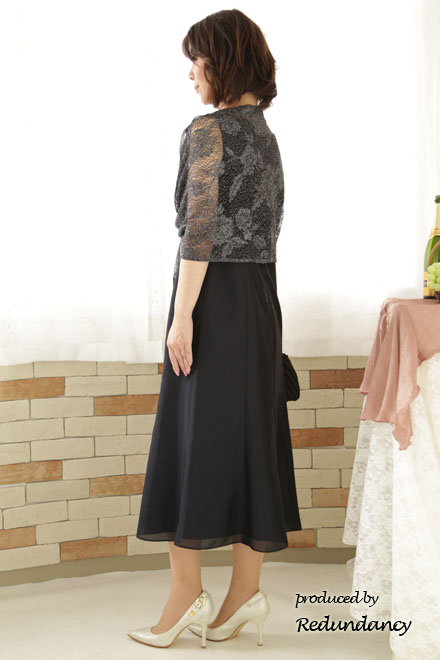 ネイビーのビジュー付きシンプルロングドレス