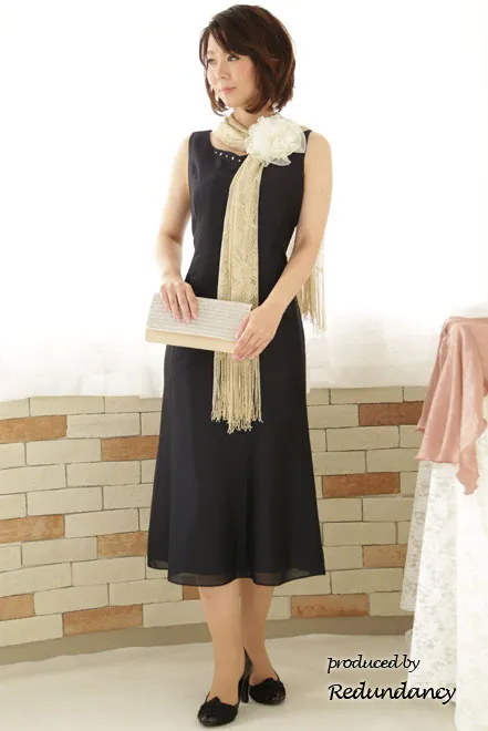 ネイビーのビジュー付きシンプルロングドレス