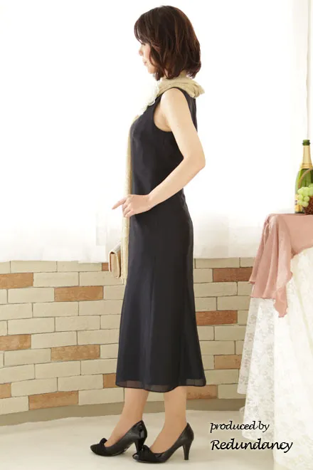 ネイビーのビジュー付きシンプルロングドレス