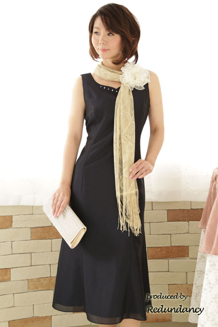 ネイビーのビジュー付きシンプルロングドレス