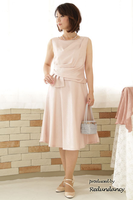 ペールピンクのペプラム付きAラインドレス