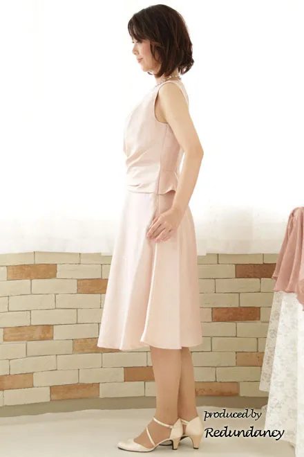 ペールピンクのペプラム付きAラインドレス