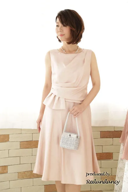 ペールピンクのペプラム付きAラインドレス