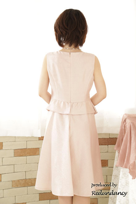 ペールピンクのペプラム付きAラインドレス