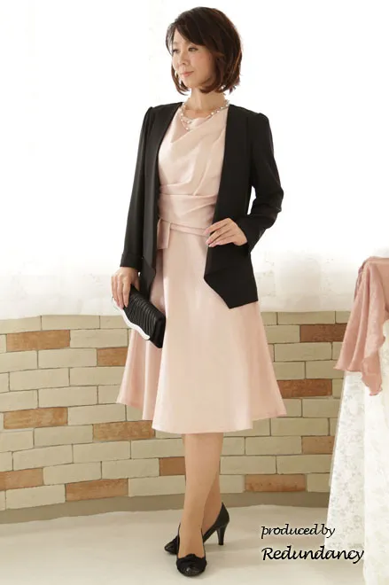 ペールピンクのペプラム付きAラインドレス