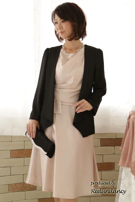 ペールピンクのペプラム付きAラインドレス