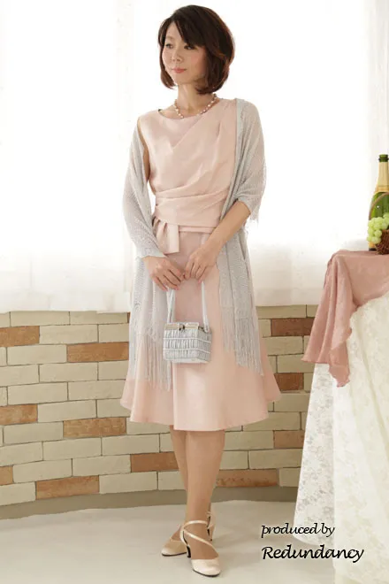 ペールピンクのペプラム付きAラインドレス