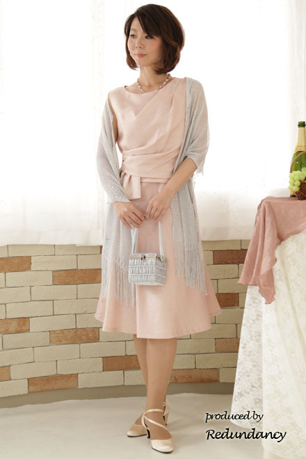 ペールピンクのペプラム付きAラインドレス