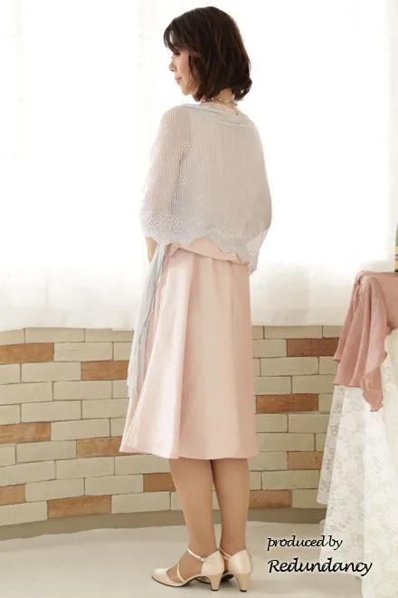 ペールピンクのペプラム付きAラインドレス