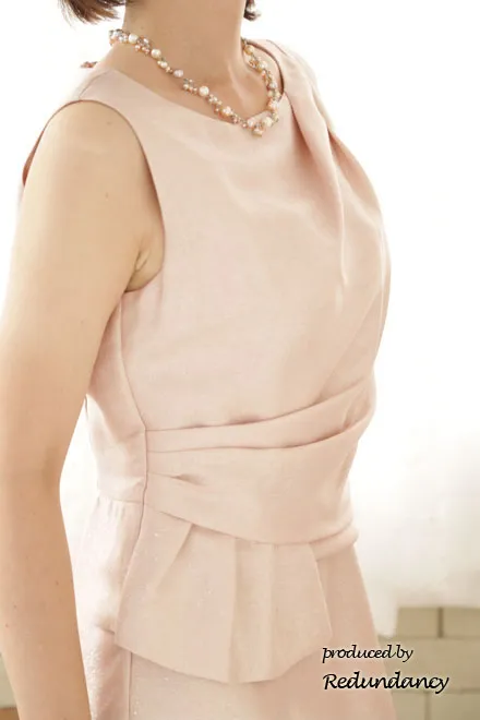 ペールピンクのペプラム付きAラインドレス