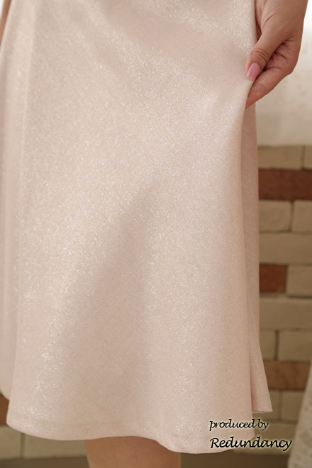 ペールピンクのペプラム付きAラインドレス