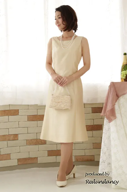 シャンパンベージュのチューリップスカートドレス