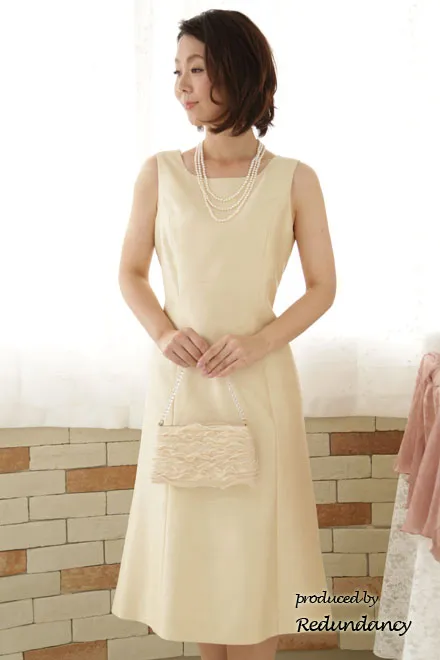 シャンパンベージュのチューリップスカートドレス