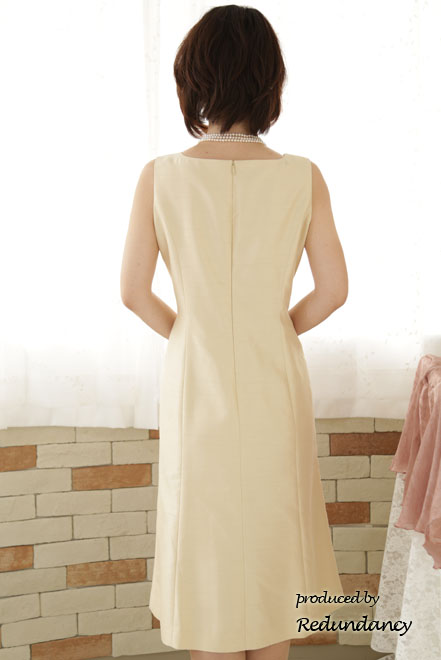 シャンパンベージュのチューリップスカートドレス