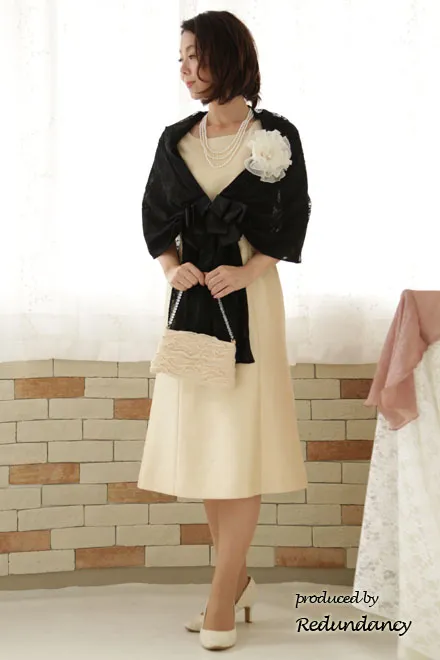 シャンパンベージュのチューリップスカートドレス