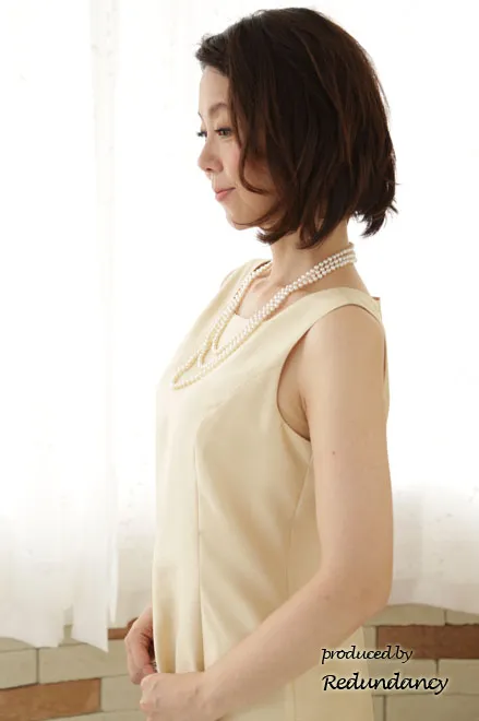 シャンパンベージュのチューリップスカートドレス