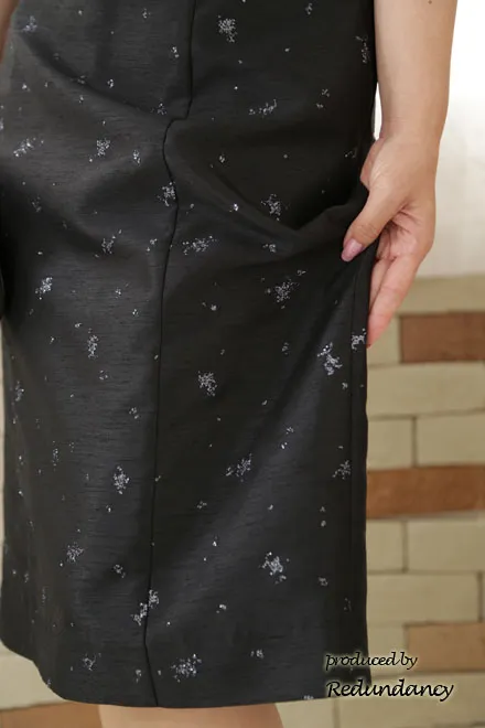 ブラックのラメ模様入りロングドレス