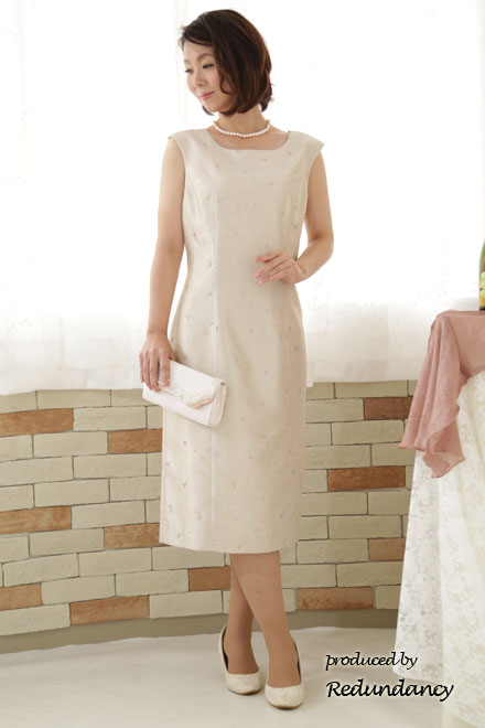 ベージュのラメ模様入りロングドレス