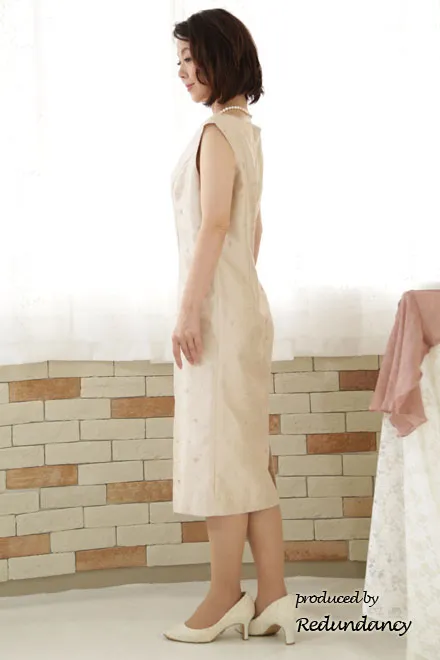 ベージュのラメ模様入りロングドレス