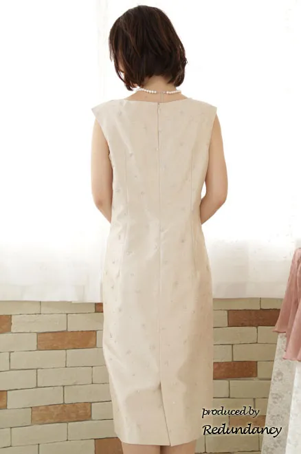 ベージュのラメ模様入りロングドレス