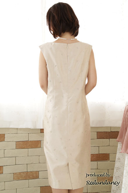 ベージュのラメ模様入りロングドレス