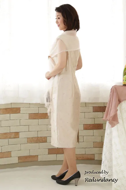 ベージュのラメ模様入りロングドレス