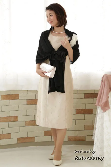 ベージュのラメ模様入りロングドレス