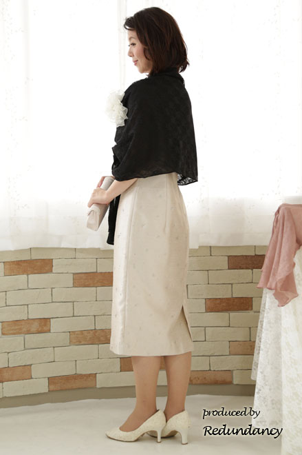 ベージュのラメ模様入りロングドレス