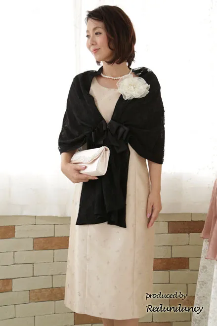 ベージュのラメ模様入りロングドレス