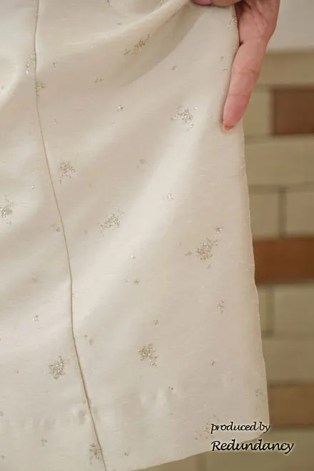 ベージュのラメ模様入りロングドレス