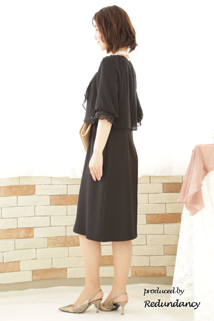 ブラックのツーピース風パフスリーブドレス