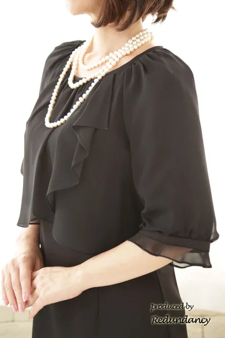 ブラックのツーピース風パフスリーブドレス